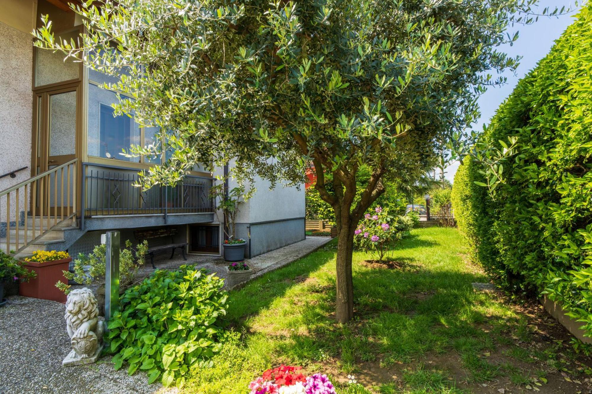 Le Rose Apartment Venegono Superiore Exterior photo